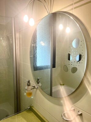 Douche, sèche-cheveux, bidet, serviettes fournies