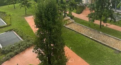 Close to downtown Como, free parking. Convenient for Switzerland.