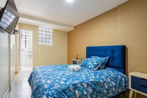 9 bedrooms, iron/ironing board, WiFi, bed sheets - Warm home close to culture, art and movement (Bogotá)