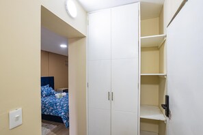 9 bedrooms, iron/ironing board, WiFi, bed sheets - Warm home close to culture, art and movement (Bogotá)