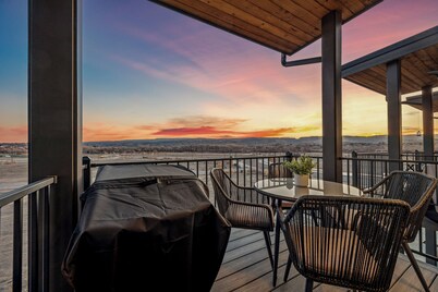 Modern 3BR Townhome with Bikes SUPs & Trails