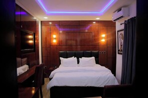 Deluxe Room, Balcony, City View | Desk, laptop workspace, soundproofing, free WiFi - Guaranty Inn Hotel and Suites (Abuja)