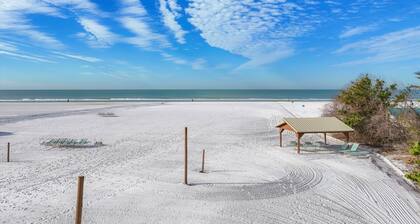 Gulfside No Roads to Cross 1-bedroom condo with AC, WiFi On Siesta Key Beach..