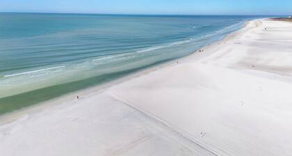 Gulfside No Roads to Cross 1-bedroom condo with AC, WiFi On Siesta Key Beach..