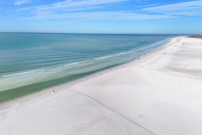 Gulfside No Roads to Cross  1-bedroom condo with AC, WiFi On Siesta Key Beach..