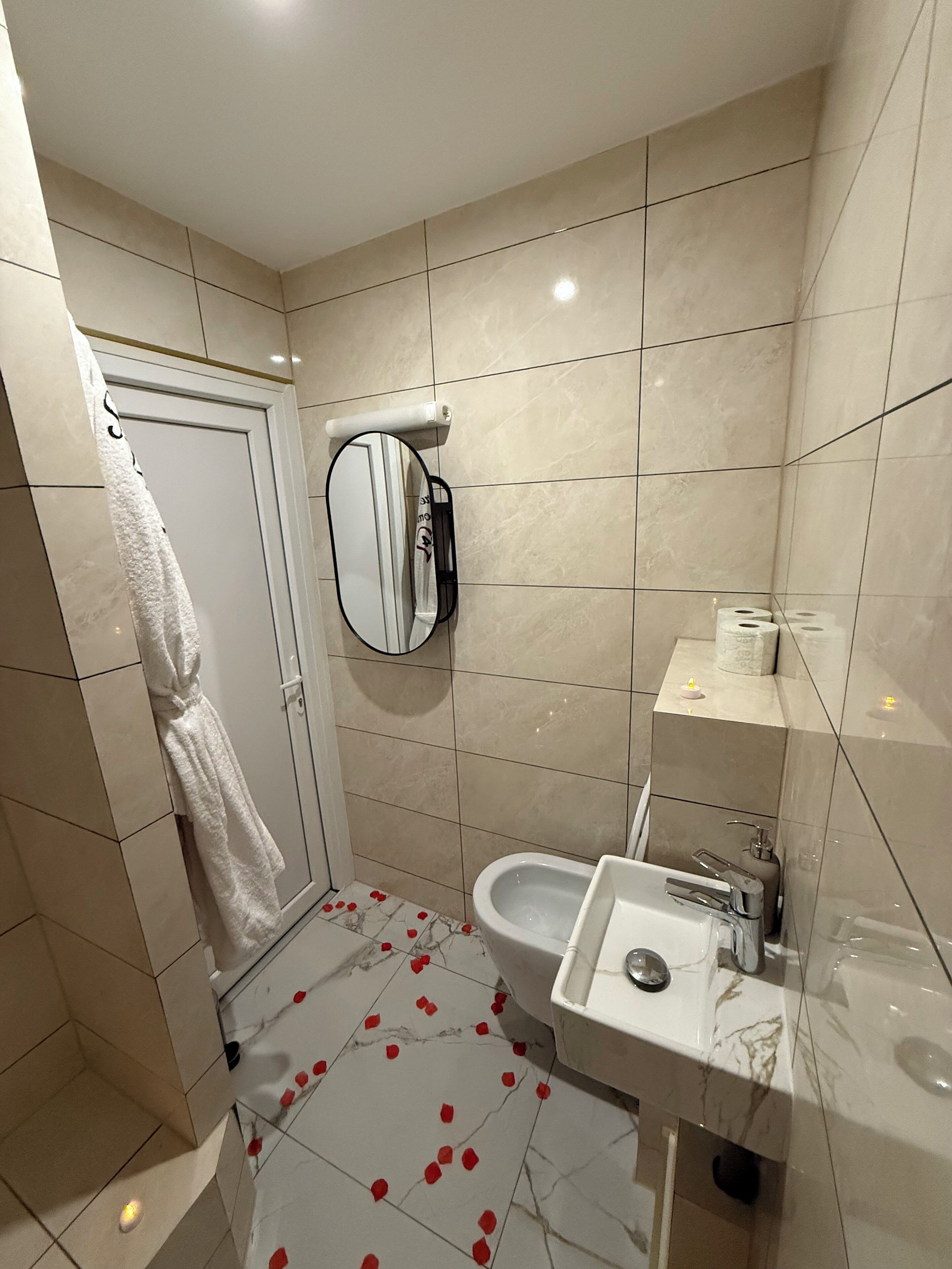 ジェットバス、タオル、石鹸、トイレットペーパー