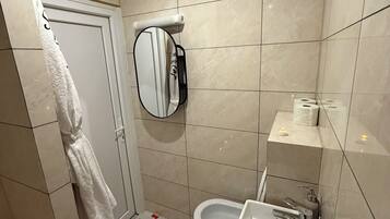 Baignoire Ă jets, serviettes fournies, savon, papier toilette