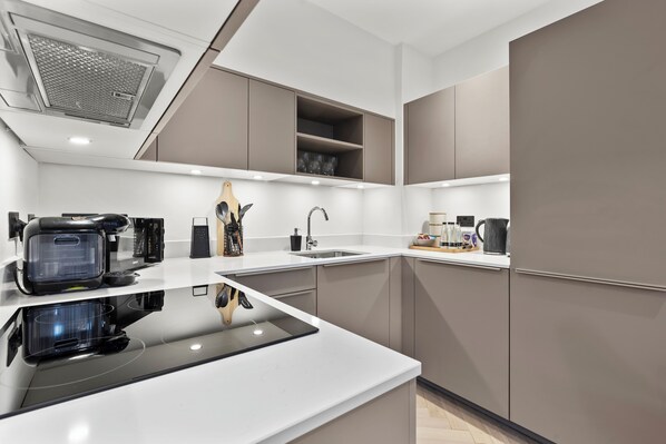 Refrigerador, microondas, horno y parrilla de estufa