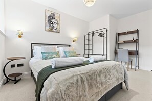 2 habitaciones, tabla de planchar con plancha, wifi y ropa de cama