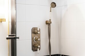 Secador de cabelo, toalhas de banho, sabonete, papel higiênico