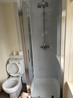 Cottage | Bathroom | Shower, free toiletries, hair dryer, towels