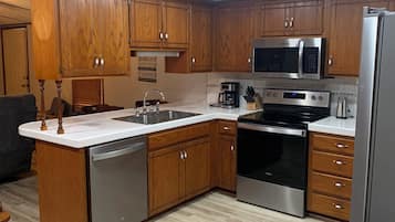 Jääkaappi, mikroaaltouuni, uuni, liesi