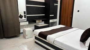 Deluxe Double Room, Balcony, Mountain View | Laptop workspace, free WiFi - HOTEL SHREE ASHTAVINAYAK GRAND (Mandla)