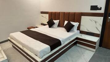 Basic Double Room, 1 Double Bed, Garden View | Bathroom | Hair dryer, slippers, towels, soap