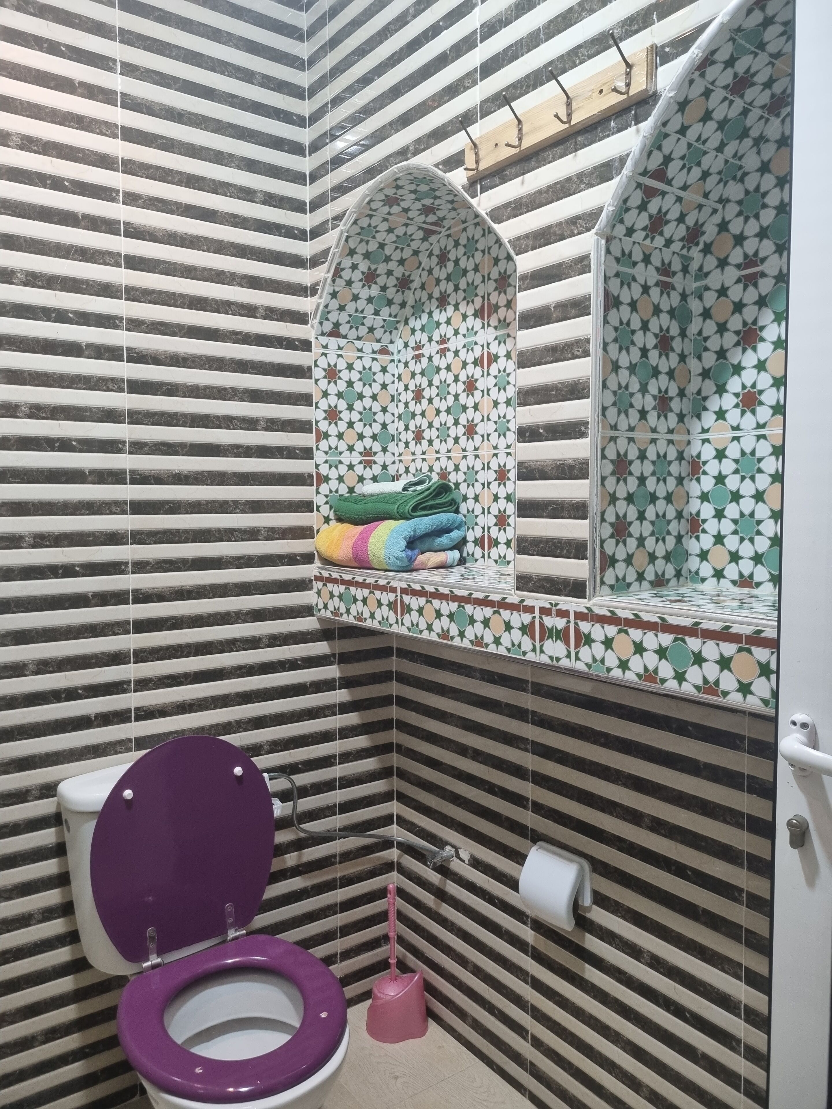 Dusj, håndklær, såpe og toalettpapir