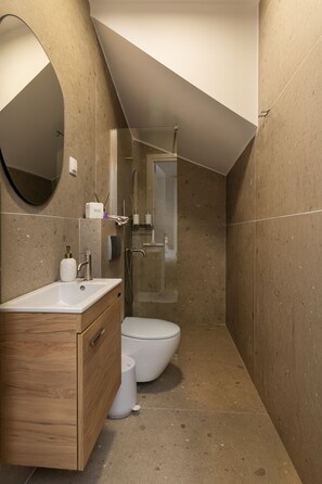 Douche, sèche-cheveux, serviettes fournies, savon