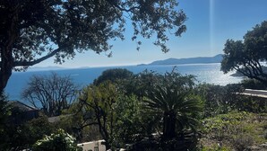 A coastal landscape with a clear view of the sea and distant mountains. - Magnificent villa with panoramic view of the Mediterranean Sea (Le Lavandou)