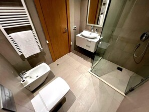Dusche, Haartrockner, Bidet, Handtücher