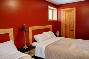 3 bedrooms, desk, WiFi, bed sheets