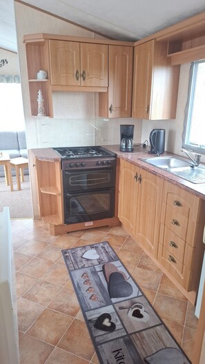 Kühlschrank, Herdplatte, Wasserkocher mit Kaffee-/Teezubehör