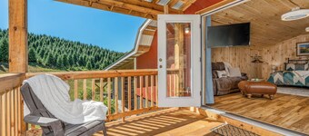 Circle C Honey Hole – Cozy Loft Retreat in the Heart of Nature