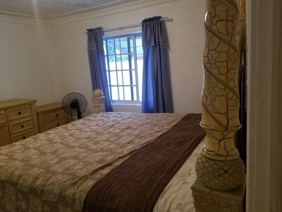 Spacious 3-bedroom building in amazing Spanish Town with WiFi