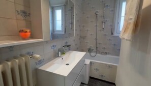 Secadora de cabello, toallas, papel de baño 