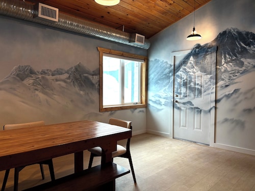 Red Powder House with Foosball Table. Downtown Rossland 5 min to Red Mountain