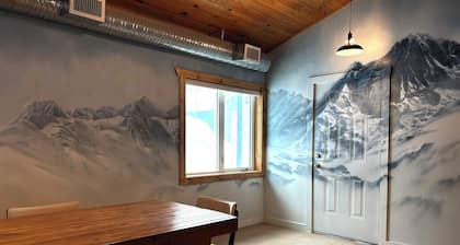 Red Powder House with Foosball Table. Downtown Rossland 5 min to Red Mountain