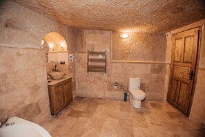 Premium Quadruple Room | Bathroom