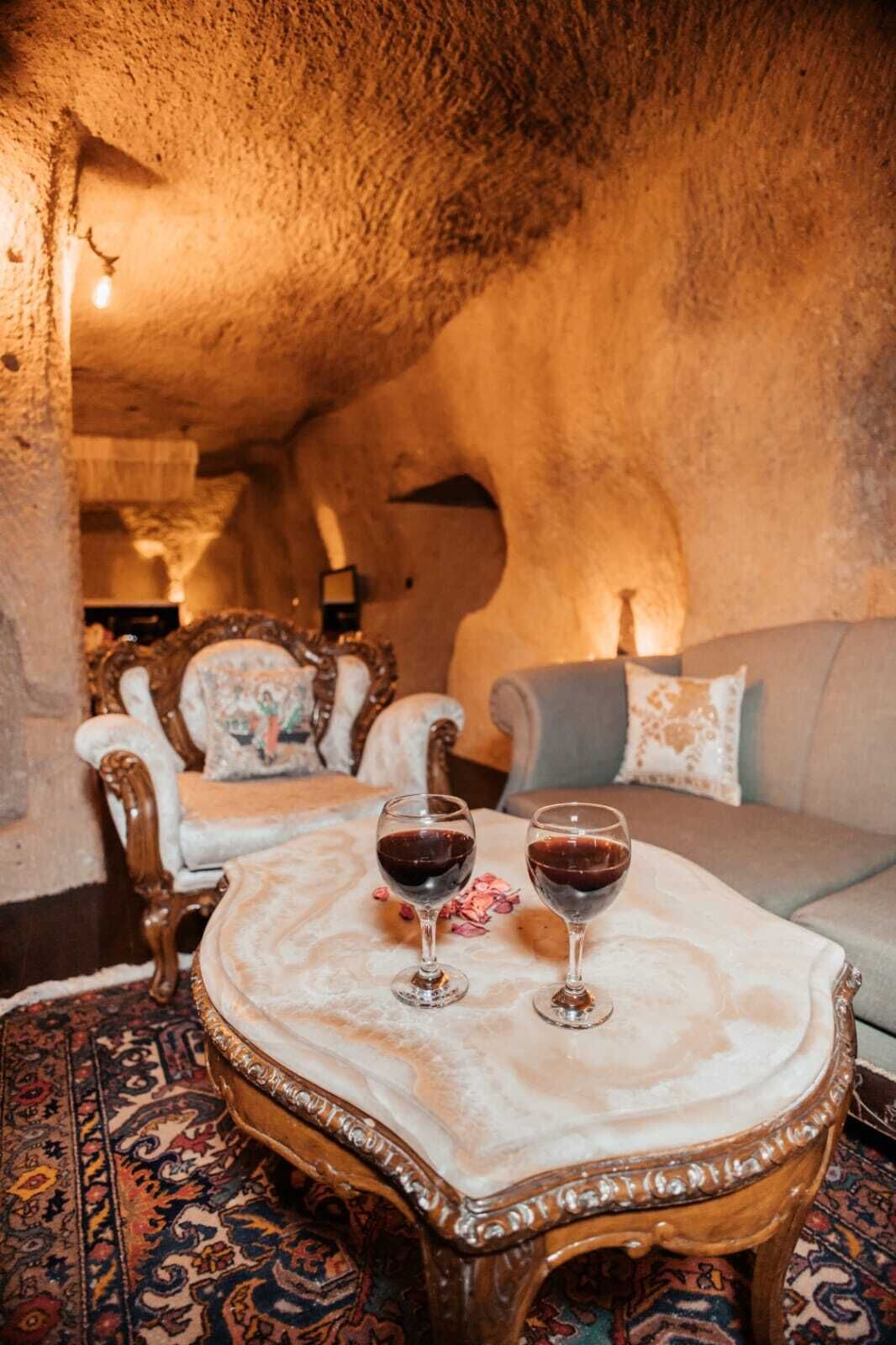 Royal Room | Iron/ironing board, rollaway beds, free WiFi, bed sheets