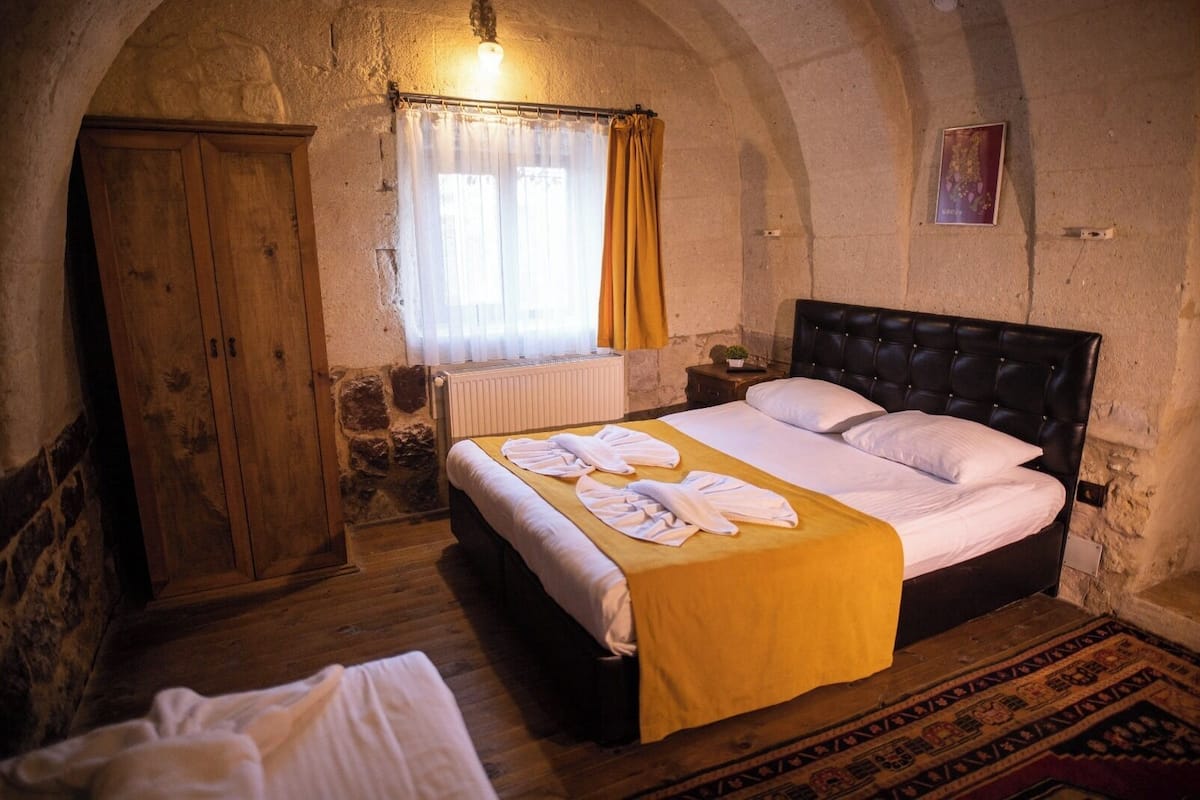 Deluxe Room | 1 bedroom, iron/ironing board, rollaway beds, free WiFi