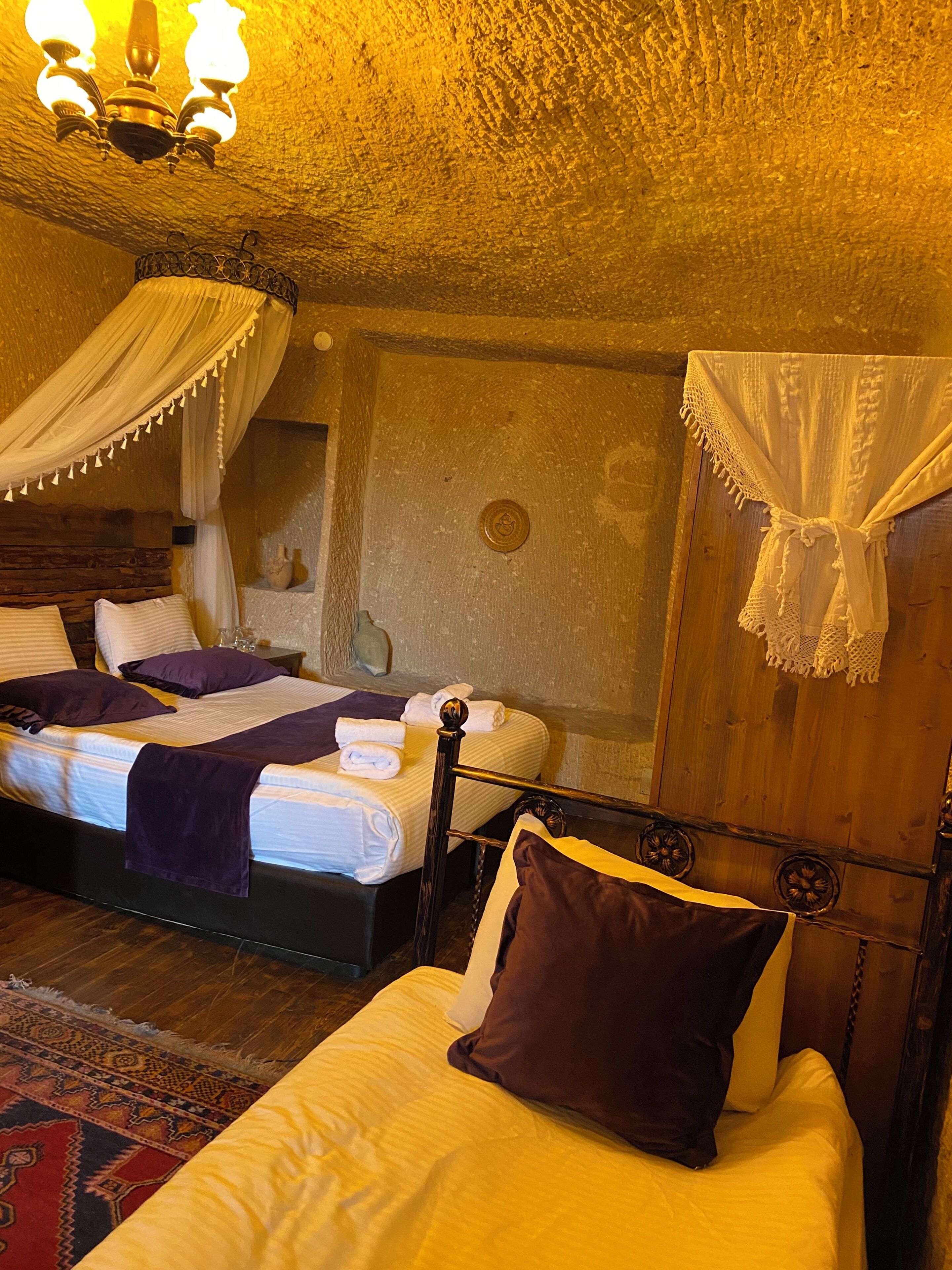 尊荣四人房 | 熨斗/熨板、折叠床/加床（额外收费）、免费 WiFi、床单