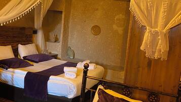 Premium-Vierbettzimmer | Bügeleisen/Bügelbrett, Zustellbetten, kostenloses WLAN, Bettwäsche