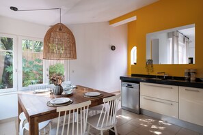 Fridge, oven, stovetop, dishwasher