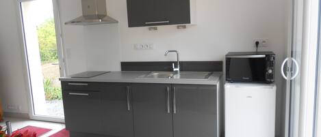 Kühlschrank, Mikrowelle, Ofen, Herdplatte