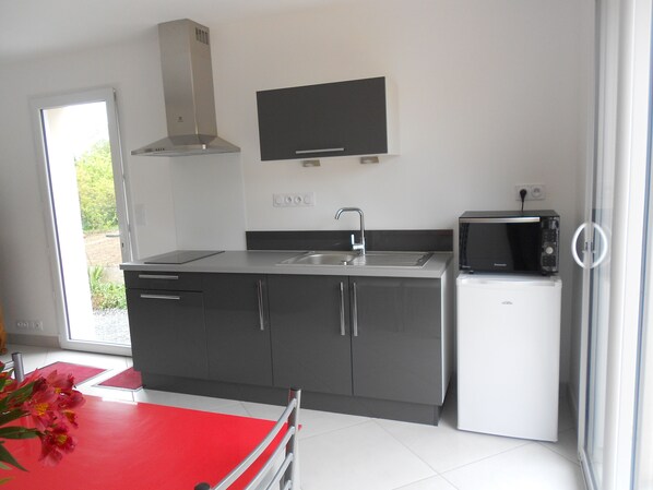 Kjøleskap, mikrobølgeovn, ovn og kokeplater