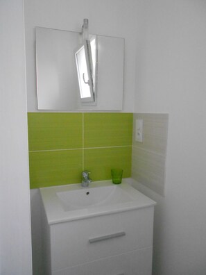 Suihku, hiustenkuivaaja, pyyhkeet, vessapaperi