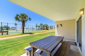 Outdoor dining - Plantation Palms 6103 (Gulf Shores)
