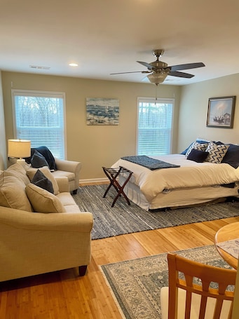 1 bedroom, iron/ironing board, travel cot, WiFi. Secluded, Scenic One Bedroom Suite Masters Rental