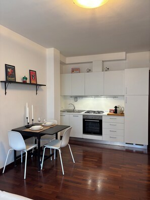 Ovn, kokeplater og oppvaskmaskin