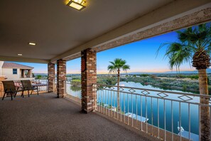 Terrace/patio - Amazing Riverfront home with dock, boat ramp, fire pit on the Colorado river. (Bullhead City)