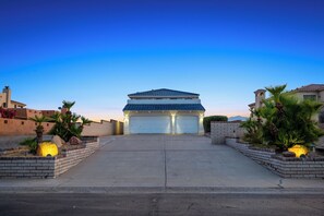 Property grounds - Amazing Riverfront home with dock, boat ramp, fire pit on the Colorado river. (Bullhead City)