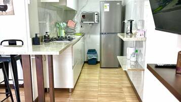 Comfort Apartment | Private kitchen | Full-sized fridge, microwave, stovetop, cookware/dishes/utensils