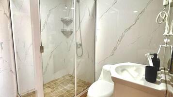 Comfort Apartment | Bathroom | Hair dryer, towels, soap, shampoo