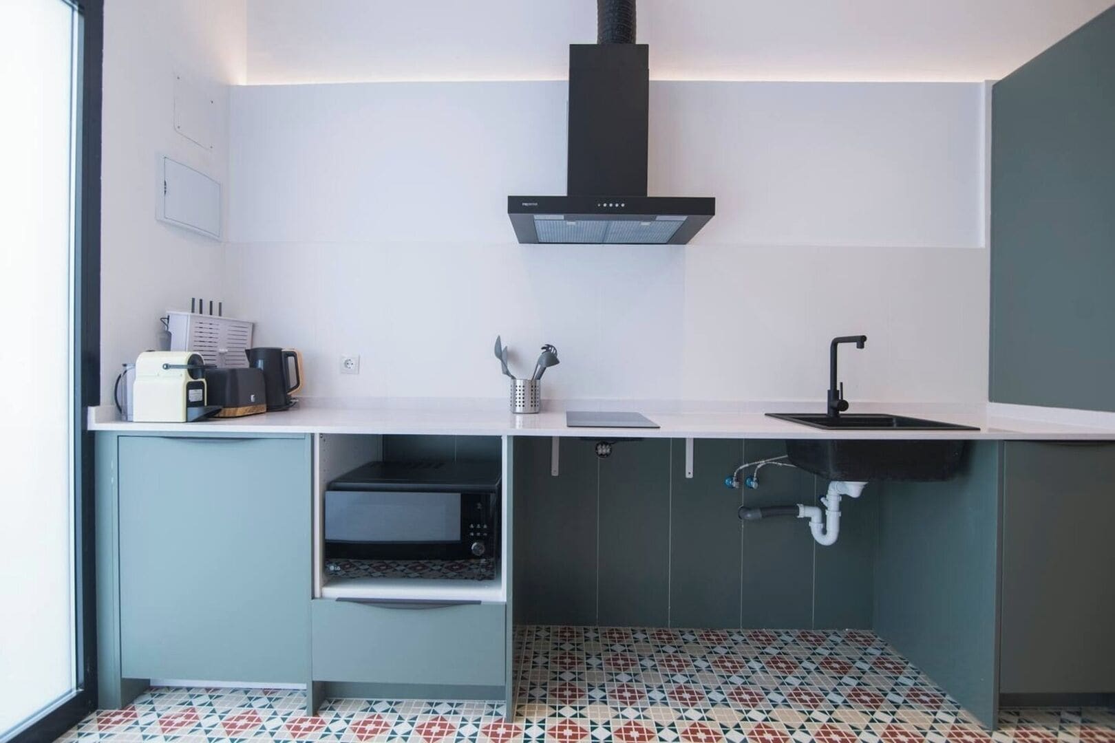 Fridge, oven, stovetop, coffee/tea maker