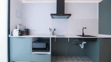 Fridge, oven, stovetop, coffee/tea maker