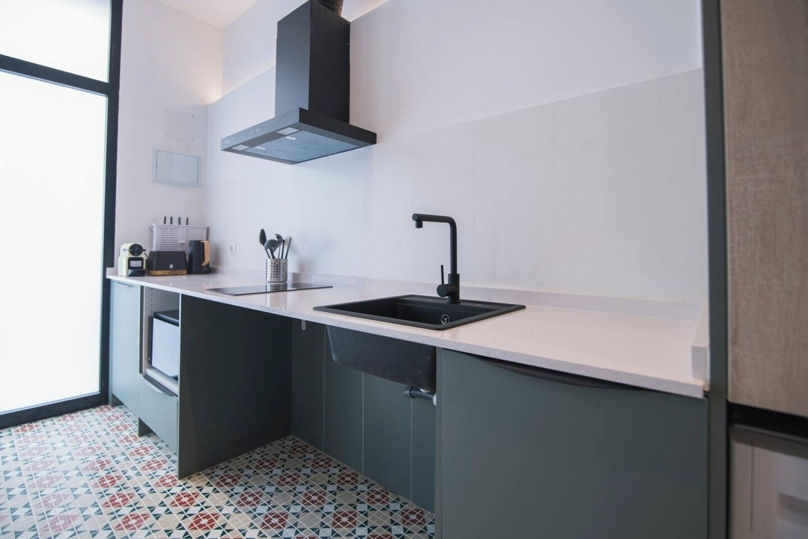 Fridge, oven, stovetop, coffee/tea maker