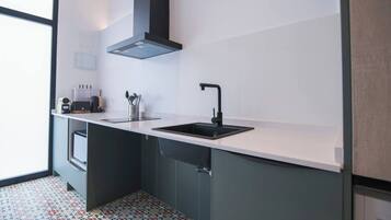 Een koelkast, een oven, een kookplaat, een koffiezetapparaat/waterkoker