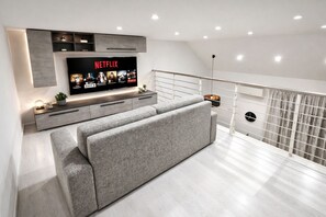 Unclassified image, 4 of 41, button